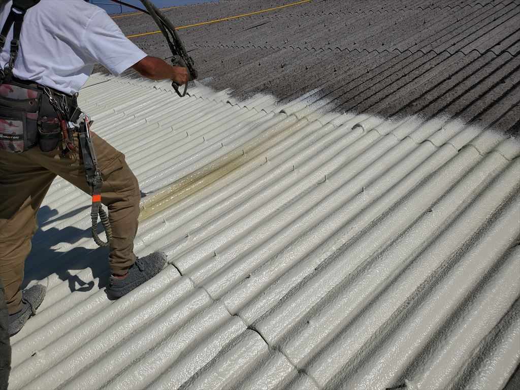 超硬化ウレタンを屋根にスプレーし断熱と補強を同時施工を可能にしました。補強・防水遮熱を一度の工事で実感できます。